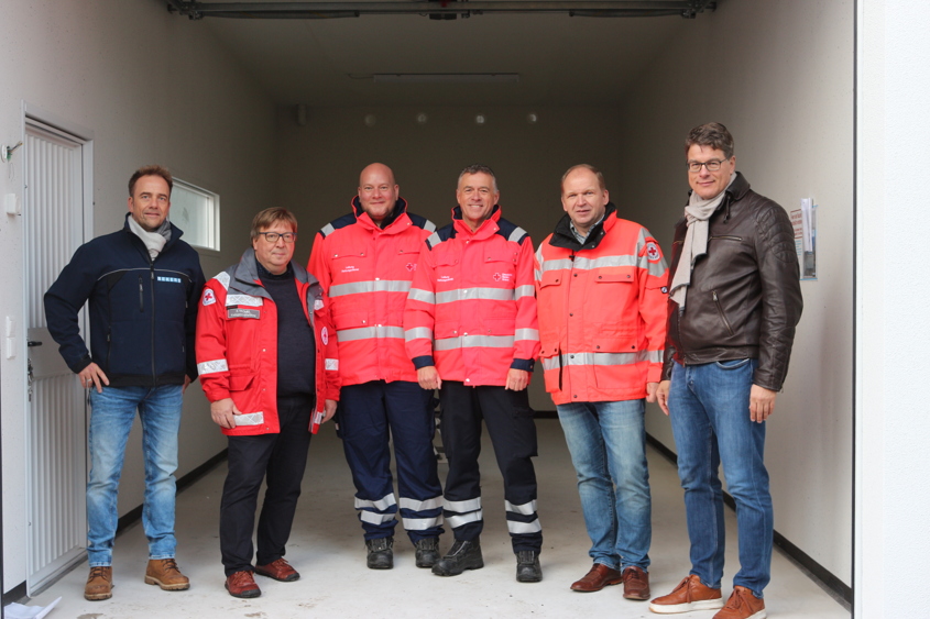 Gruppenfoto von REKERS Mitarbeitern mit dem Roten Kreuz