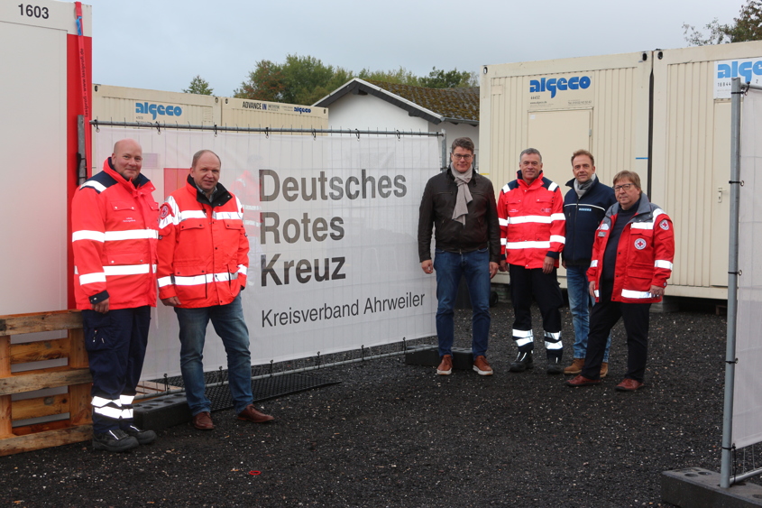 Gruppenfoto von REKERS Mitarbeitern mit dem Roten Kreuz in Ahrweiler