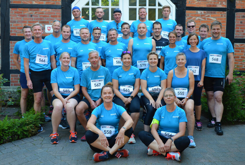 Knapp 30 REKERS Mitarbeiter*innen haben am Sommernachtslauf vom SC Spelle-Venhaus teilgenommen. Knapp 30 REKERS Mitarbeiter*innen haben am Sommernachtslauf vom SC Spelle-Venhaus teilgenommen.