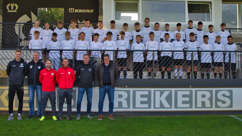 Gruppenfoto der B-Jugend des SC Spelle-Venhaus mit Ex-Profi des FC Schalke 04 Ingo Anderbrügge