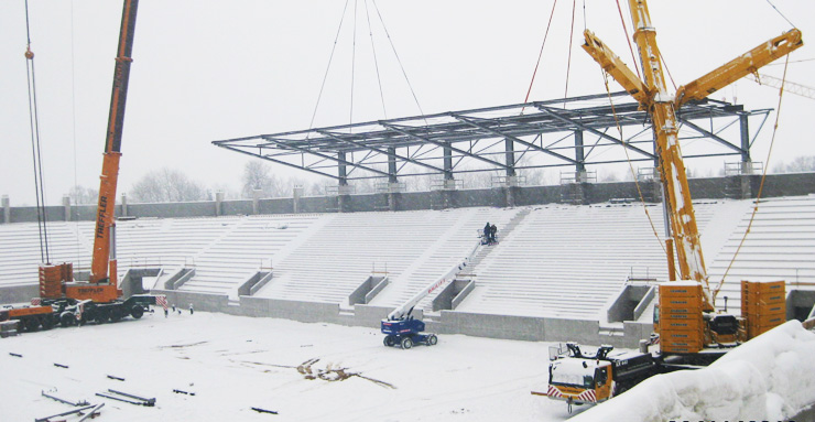 Bild einer REKERS Sportstätten Baustelle im Winter